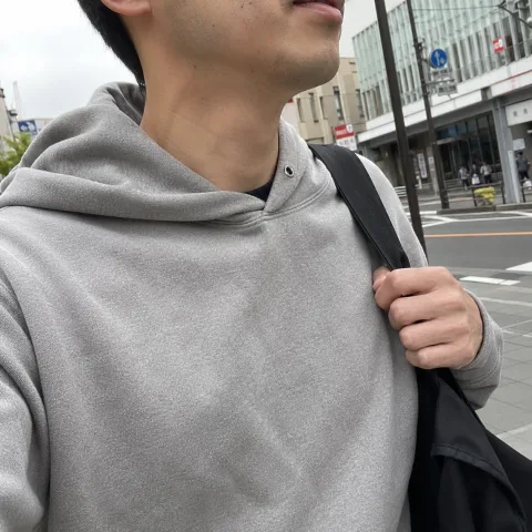 出張の合間に移動する20代の男性セラピスト（イメージ）